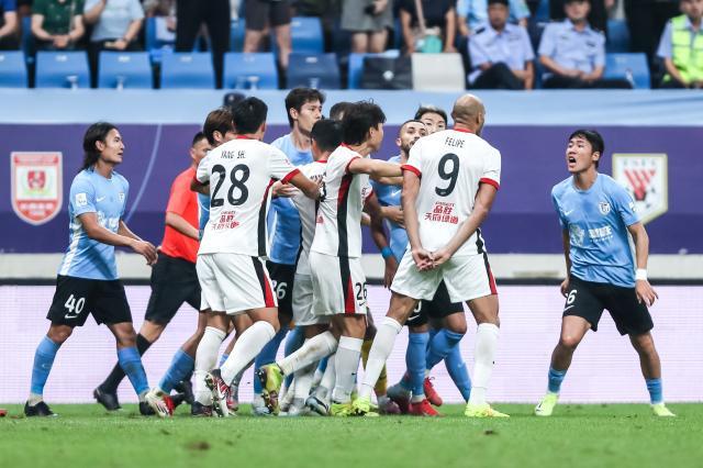 线处将球解, 传中助攻费, 毛伟杰 线处将球解, 传中助攻费, 毛伟杰